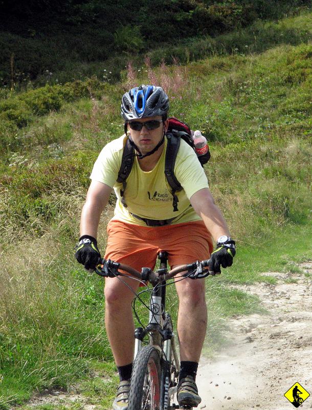 foto 101.jpg - A i oto masz bohater. Zwródźcie uwagę jaka powaga rysuje się na jego dumnej twarzy... i te odpryskujące kamienie. Czujecie powagę sytuacji?!